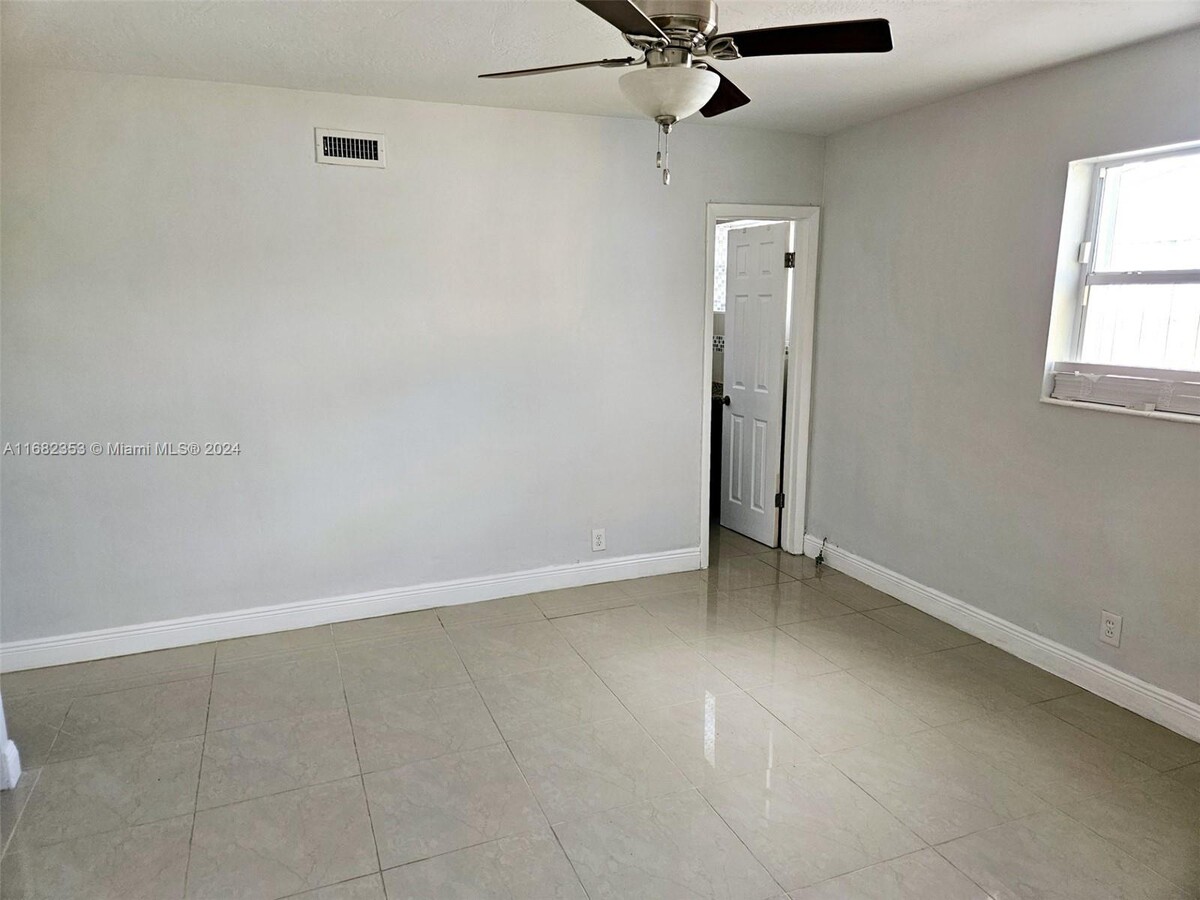 Photo - 660 SW 69th Ter Apartamento