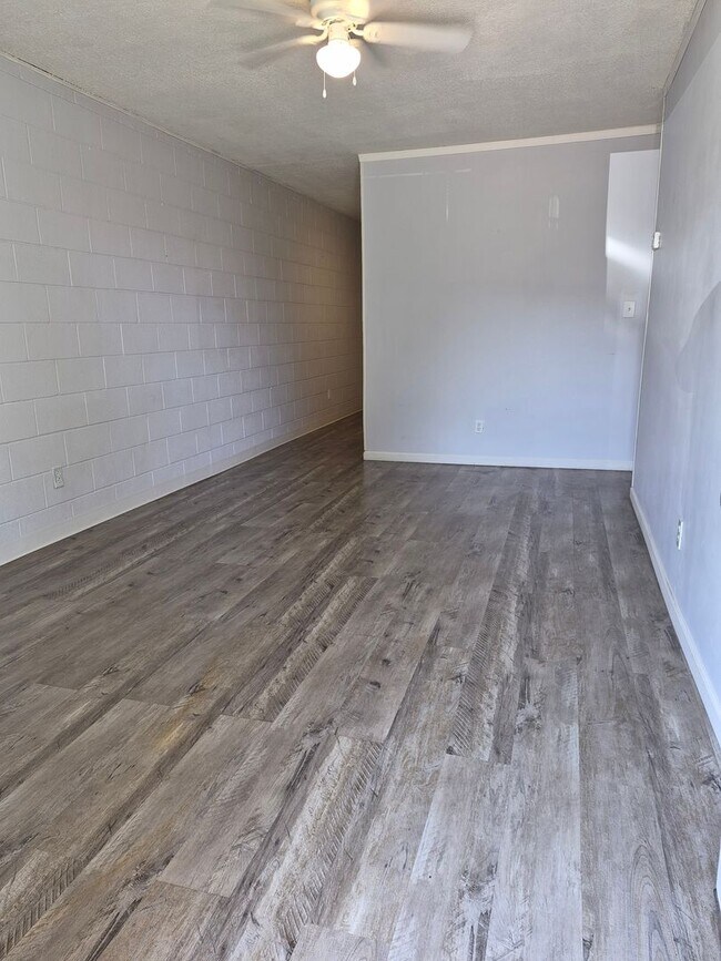 Photo - Montgomery Apartments Unit 04