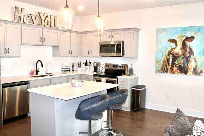 Photo - 450 Glastonbury Rd Townhome