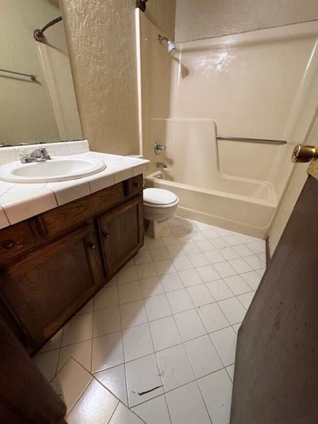 Photo - 2 bed, 1 bath, 1 car garage duplex with 2 car driveway for rent in southwest OKC near SW 89th and...