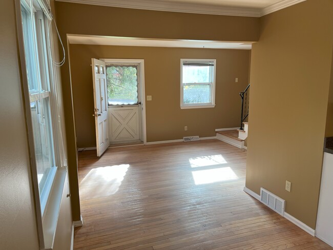 Photo - 121 E Genesee St