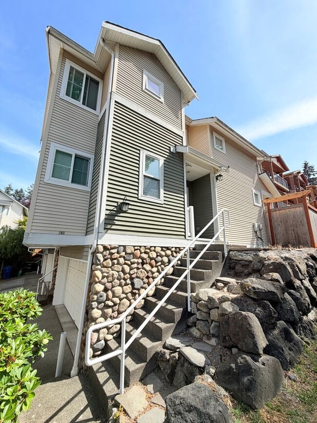 Building Photo - Lovely Lake City Townhouse - Stellar Location! Available Now at $2995!