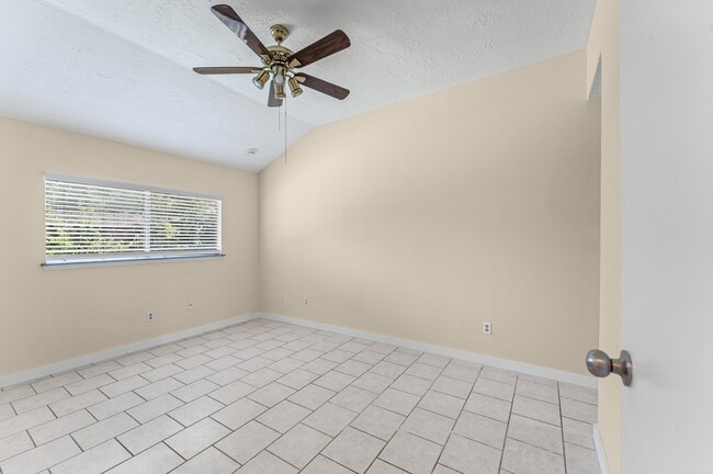 Building Photo - 5204 Beaverbrook Dr