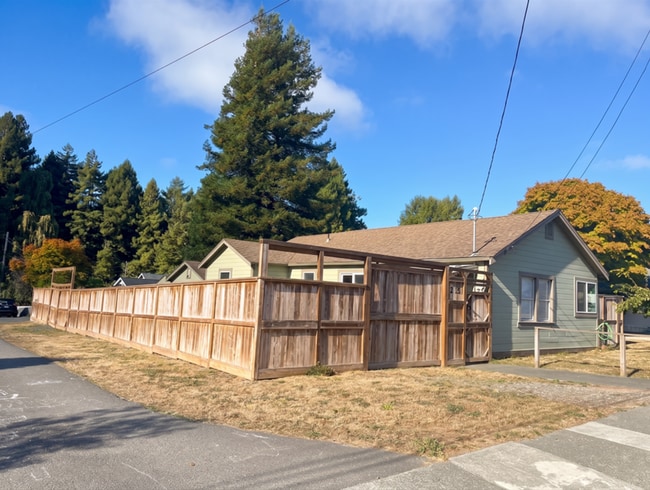 Photo - 2151 Fern St