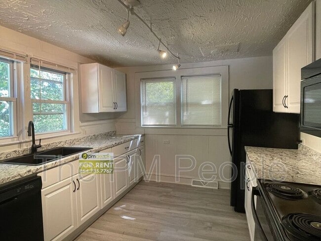 Photo - 207 S 3rd St