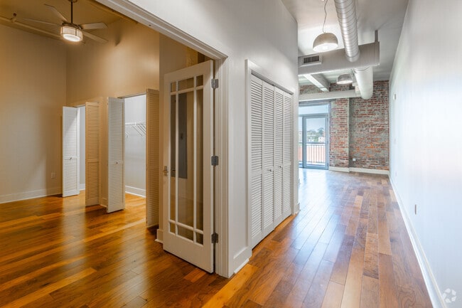 2BR, 1BA - 861SF Entrance