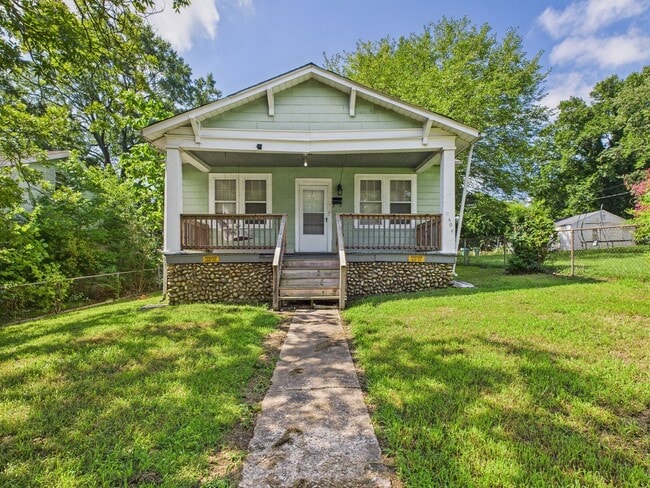 Building Photo - 2404 Yorktown Ave Rental