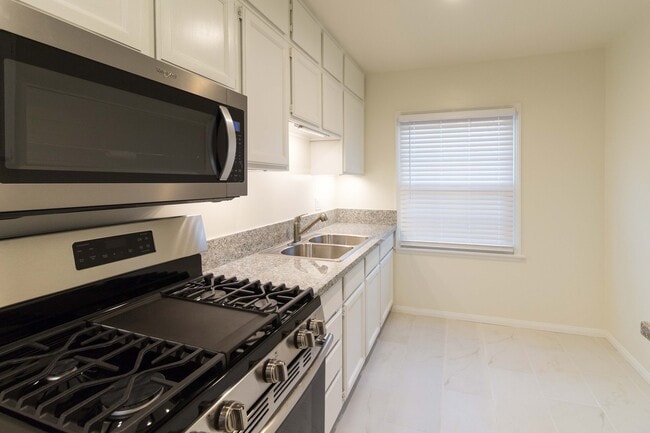 Photo - Beautifully Remodeled Studio in the Heart of Los Feliz |Hardwood Floors | Granite Kitchen | On-Si... Unit 4635 #3