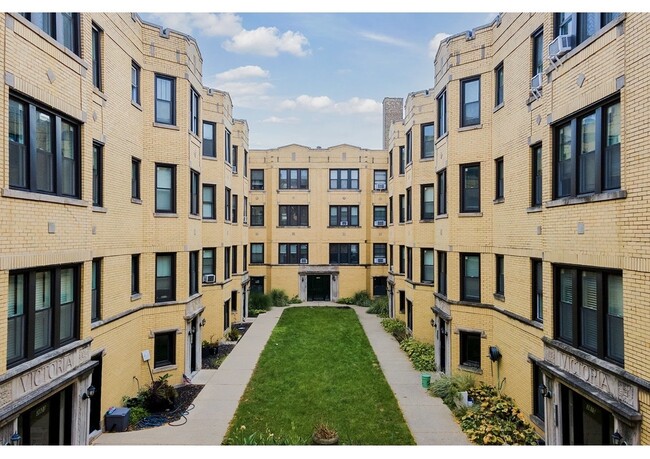 Building Photo - 3821 N Greenview Ave Unit 1E