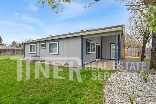 Photo - Modern 3 Bedroom Rosemont home with large ...