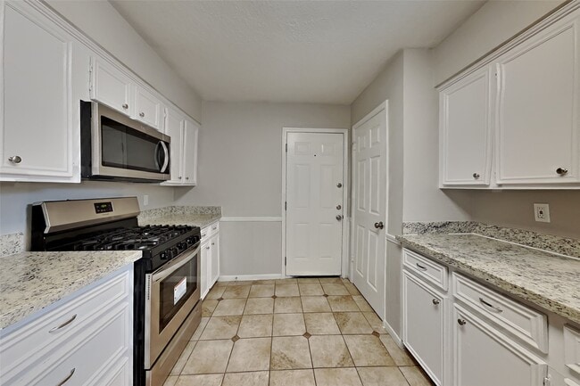 Photo - 29307 Atherstone St