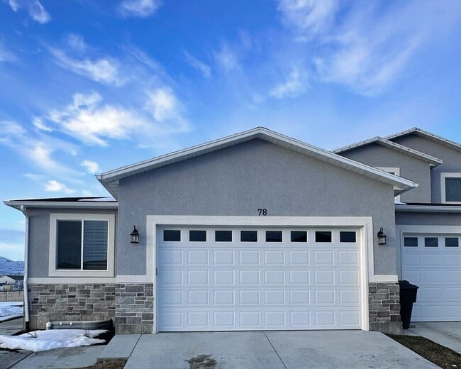 Building Photo - 225 950 E