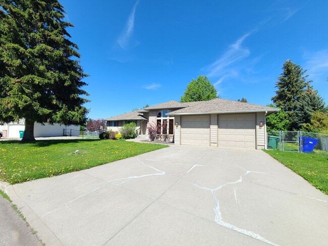 Photo - 3425 E 61st Ave
