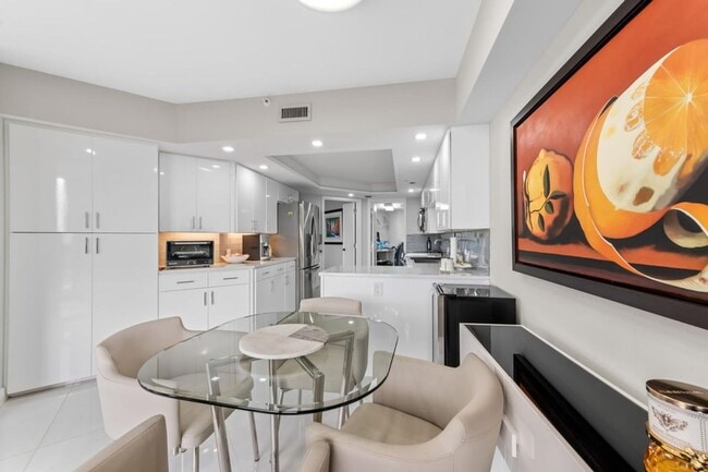 Photo - 1900 Consulate Pl