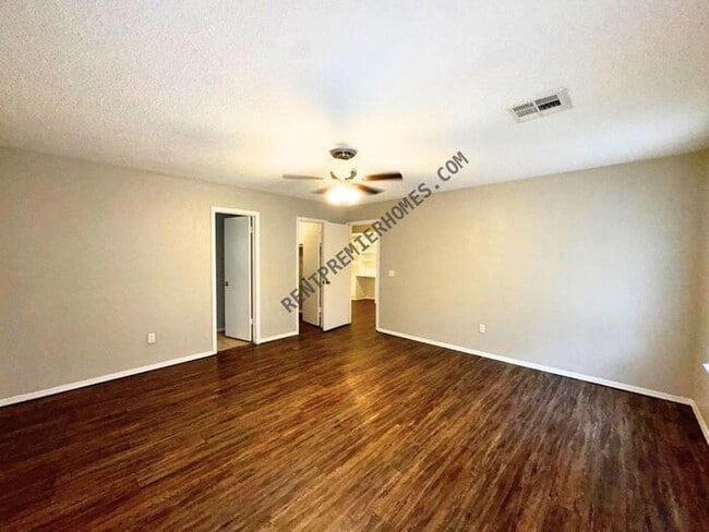 Photo - 2401 NW 115th St