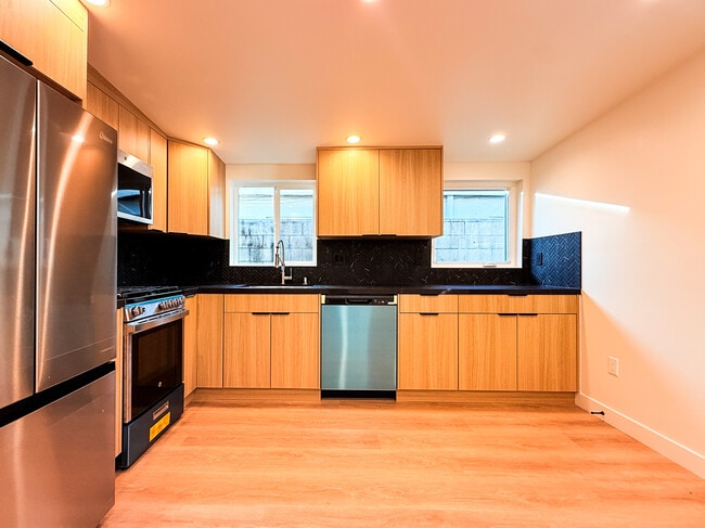 Building Photo - 546 W Ash Ave Unit A