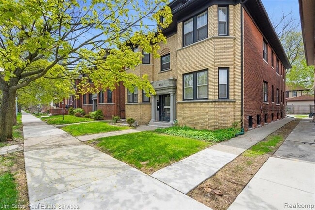 Building Photo - 981 Beaconsfield Ave Unit 2N