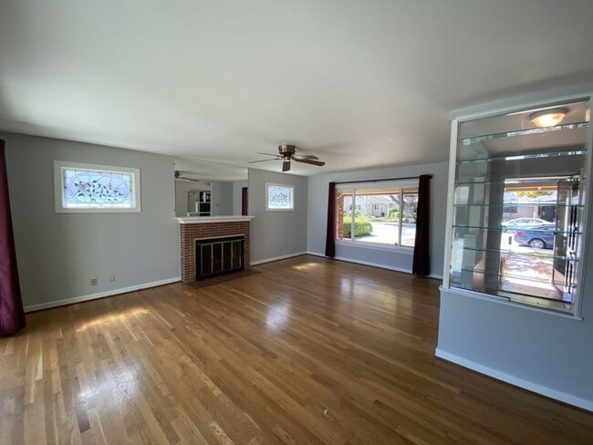 112 N Cypress Ave