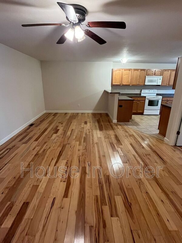 Photo - 15 Howards Row Pl