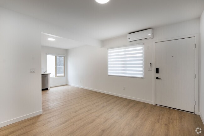 2BR, 2BA - 900SF - Living Room