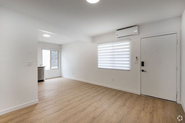 2 habitaciones, 2 baños, 900 pies cuadrados, sala de estar - 3160 Warwick Ave.