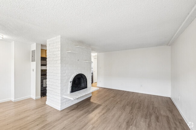 1BR, 1BA - 588SF - Living Room