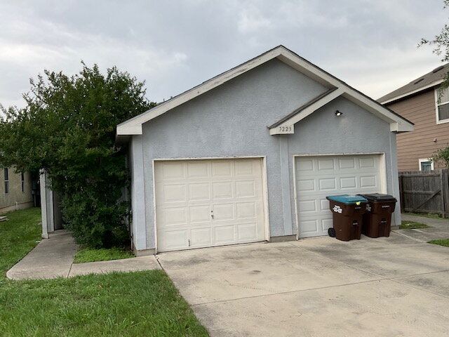 3/2 Home with a Yard and Central AC - 3/2 Home with a Yard and Central AC Unit 1