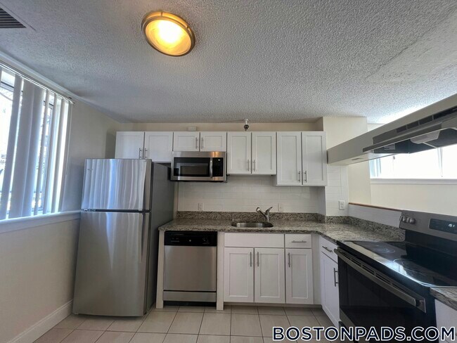 Photo - 150 N Beacon St Apartamento Unidad B1