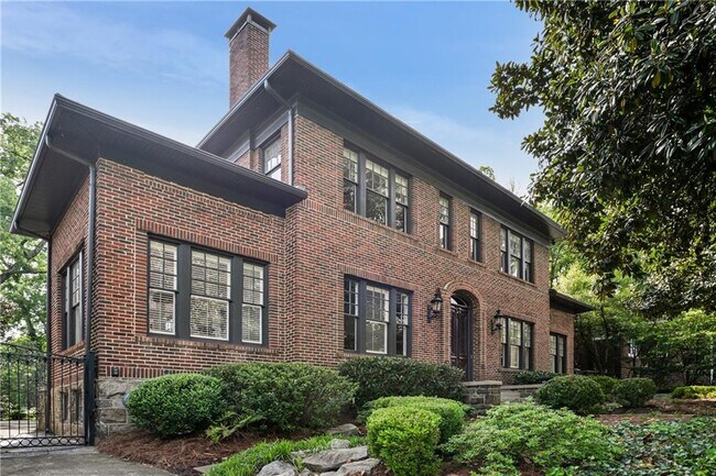 Photo - 635 Bonaventure Ave NE