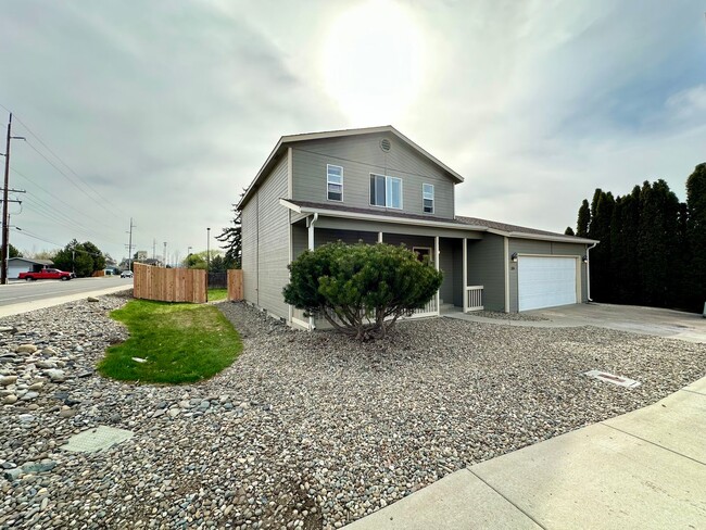 Building Photo - 4 Bedroom 3 Bathroom Home with Attached Garage, AC, and 2 Separate Living Areas!