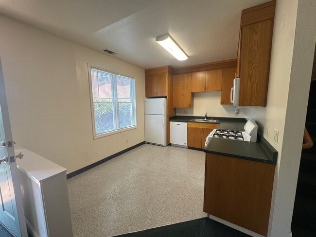 Photo - ***REDUCED SECURITY DEPOSIT*** Cottage style 5 bedroom apartment 3 1/2 blocks from campus Unit C