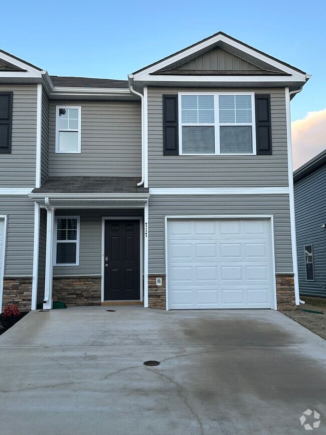 Building Photo - 3 Bedroom / 2.5 Bath Townhome Kingsport, TN