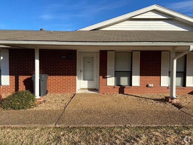 Building Photo - Quiet Rogers Apartment Near Schools!
