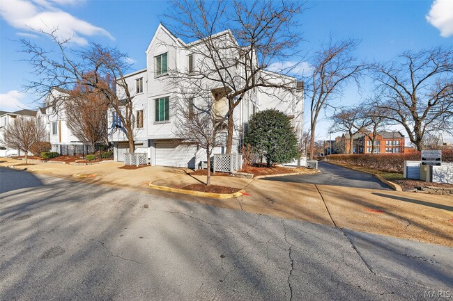 Photo - 28 Columbus Square Dr