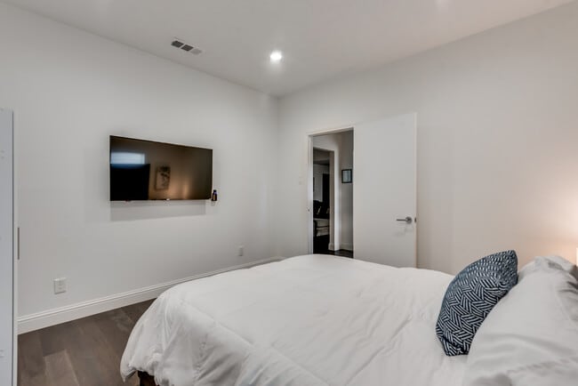 Photo - 4618 Lakepointe Ave