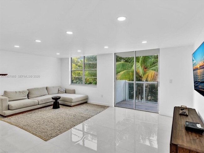 Photo - 10000 W Bay Harbor Dr Unidad 201