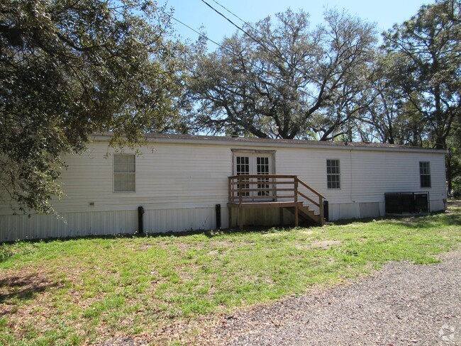 Building Photo - COUNTRY LIVING!!!!!! LOVELY 3 BEDROOM, 2 B... Rental