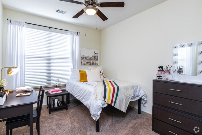 2BR, 2BA - 887SF