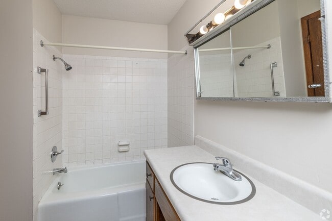 Photo - Four Seasons Apartments