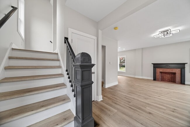 Photo - 729 W 9th St