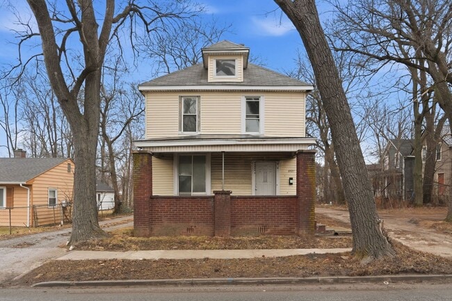 Building Photo - Stylishly Renovated 4 Bed, 1 Bath