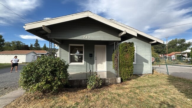 Building Photo - 243 E Main St Rental