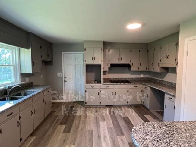 Photo - 303 Catherine St