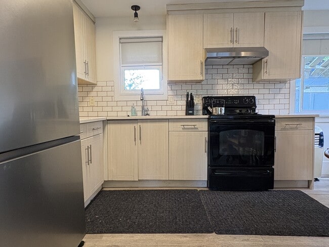 Photo - 10695-1137A 137a St