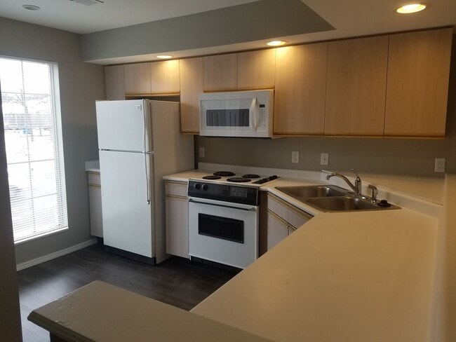 Building Photo - Beautiful Two Bedroom 2 bath Apartment wit... Unit 3