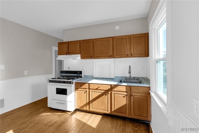 Building Photo - 146 Lancaster Ave