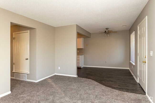 2BR, 1BA - 920SF
