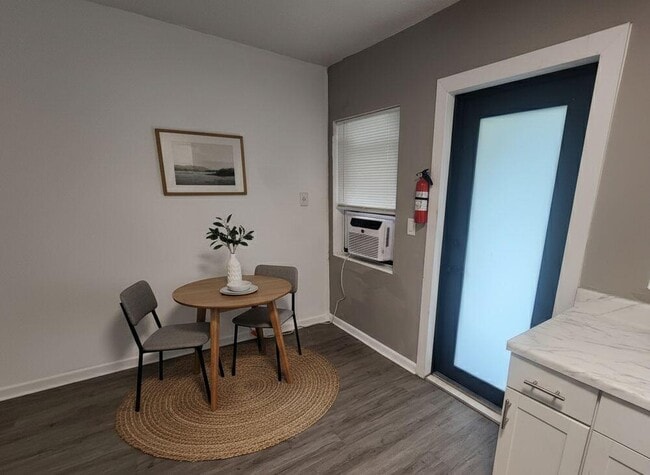 Photo - 664 W 2nd St