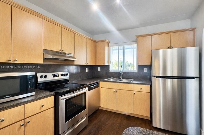 Building Photo - 980 NE 170th St Unit 204