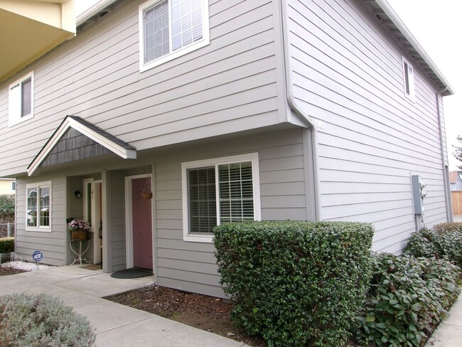 Building Photo - Nice two story 2 bedroom townhouse